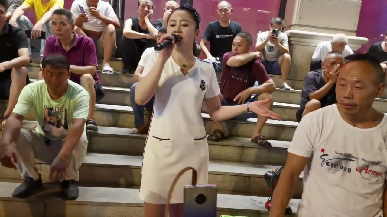 横店凤姐在网红街，演唱一首三生石下，歌唱不好，但勇气可嘉