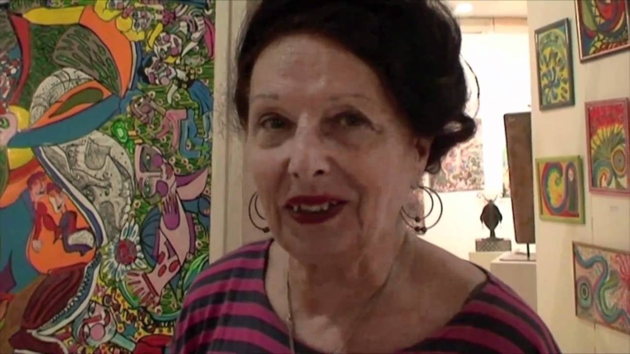 Danielle Jacqui présente quelques-unes de ses peintures