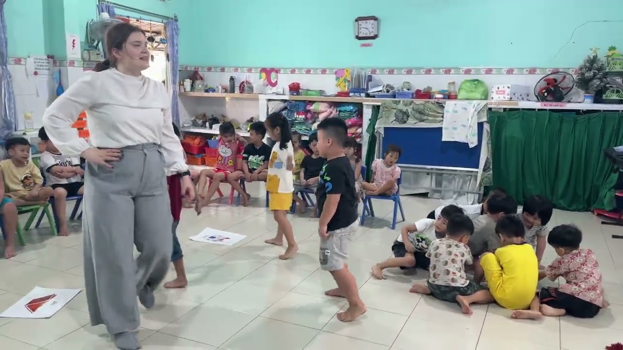 Các bé lớp lá 4 tại trường mầm non Tân Phước Khánh học tiếng Anh cùng Ms Mary Nga.