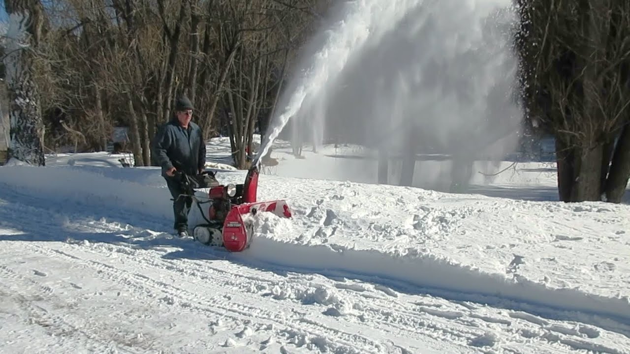 Honda HS1132 vs Ariens 1336 Pro - Snow blowers tracks vs tires moving snowbank.