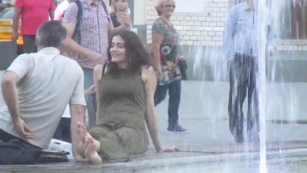 Gorgeous Brunette Showing Her Soles At The Fountain 👣