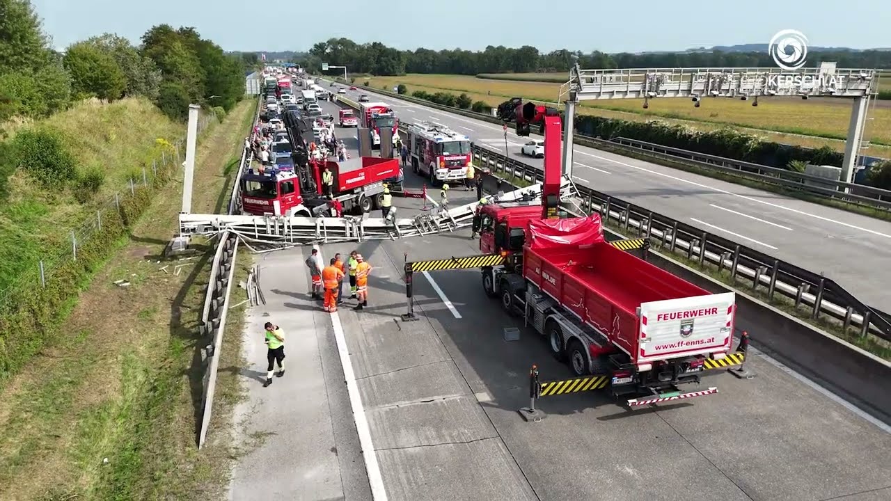 LKW Unfall auf A1   Kran reißt Überkopfträger nieder