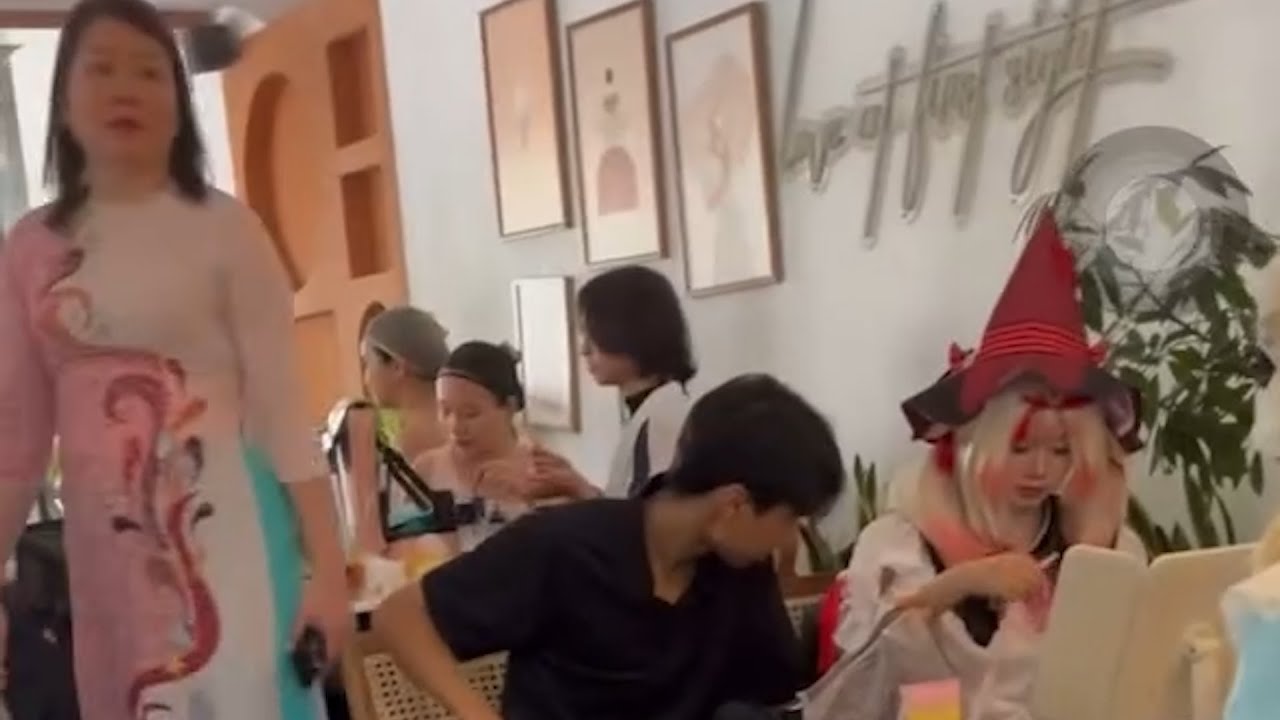 Qu&aacute;n cafe n&agrave;y đuổi Cosplayer ?