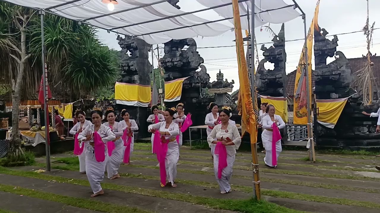 Tari rejang dedari di pura pesamuan agung angantelu  bersama ST SRIKANDI DENUT 