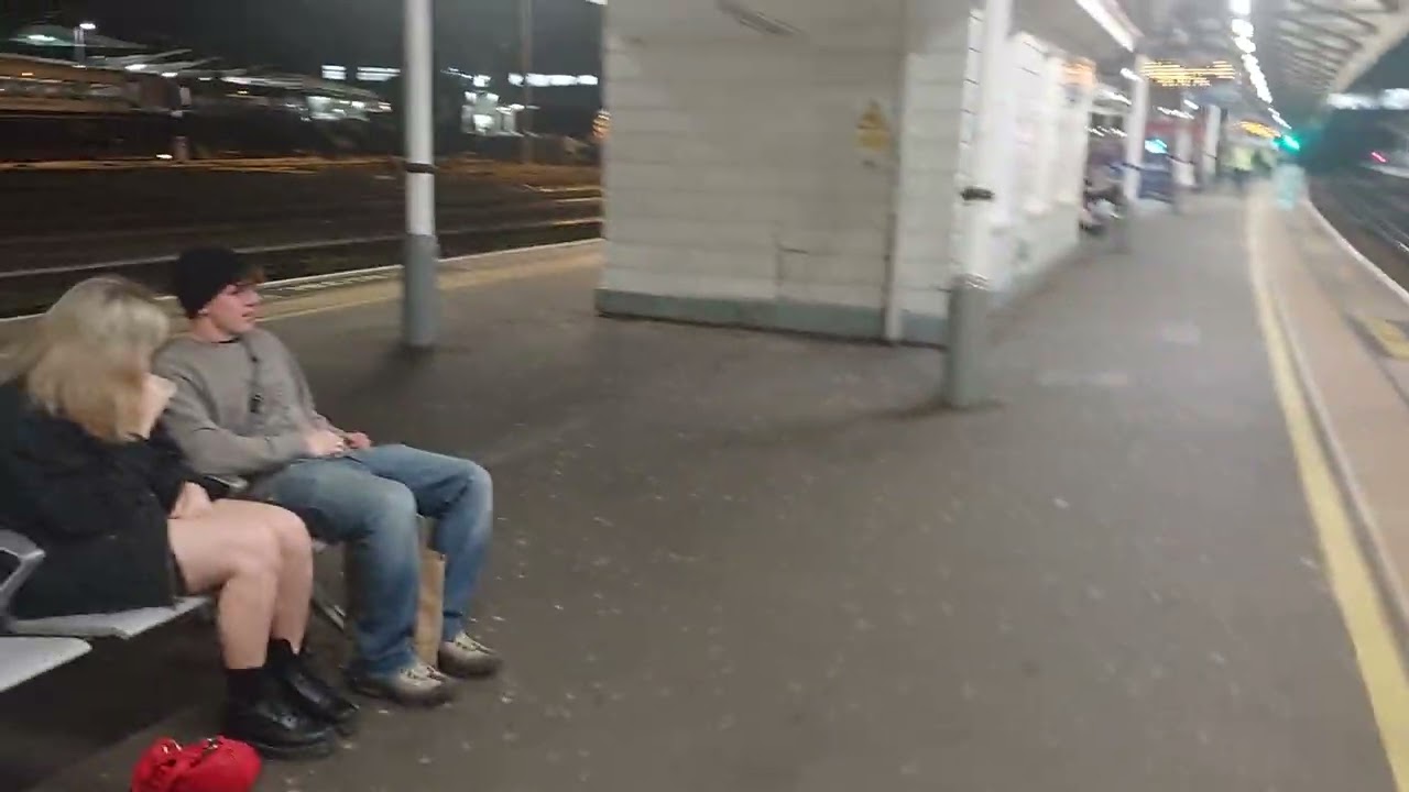 Kuffar couples sitting in the bench.