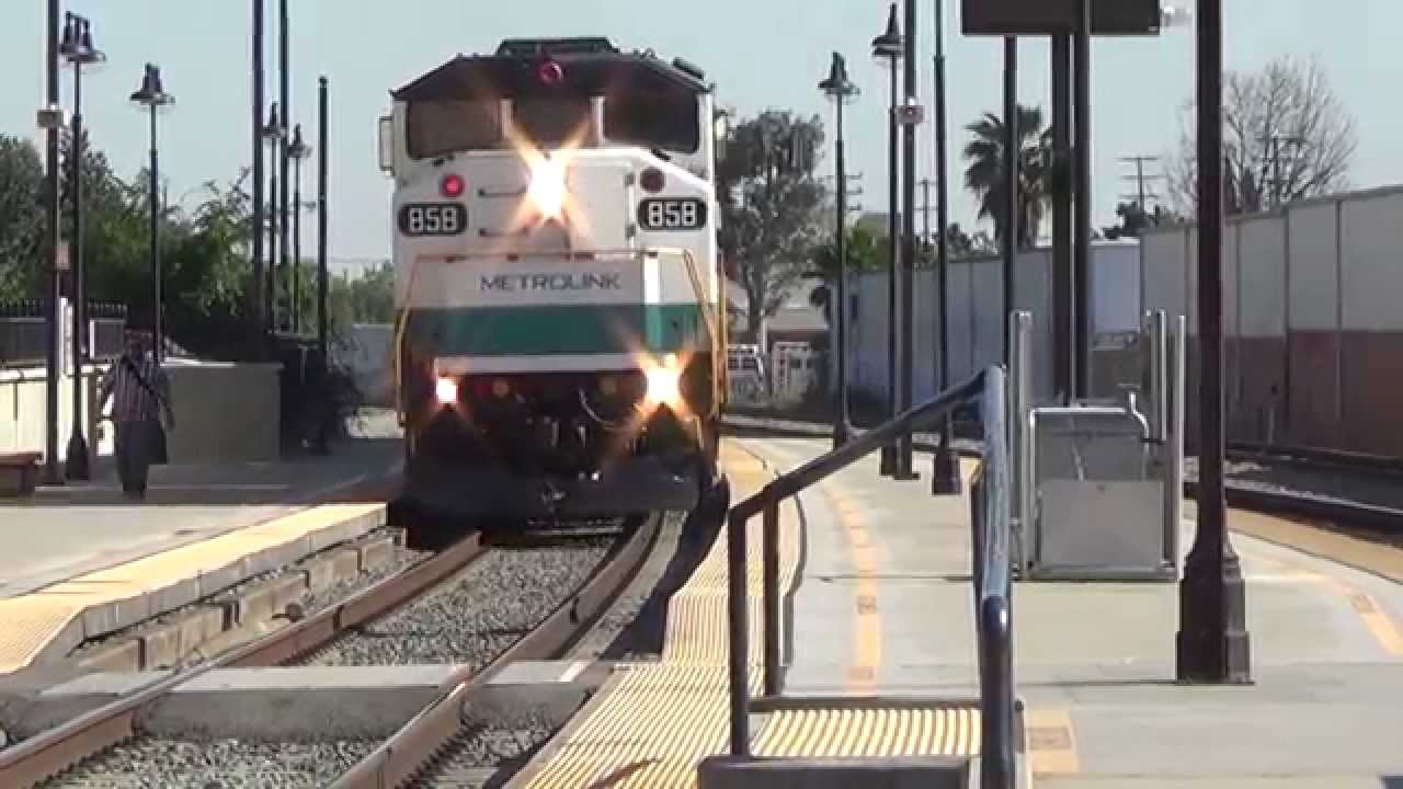 Metrolink Rush Hour Action At Glendale Station