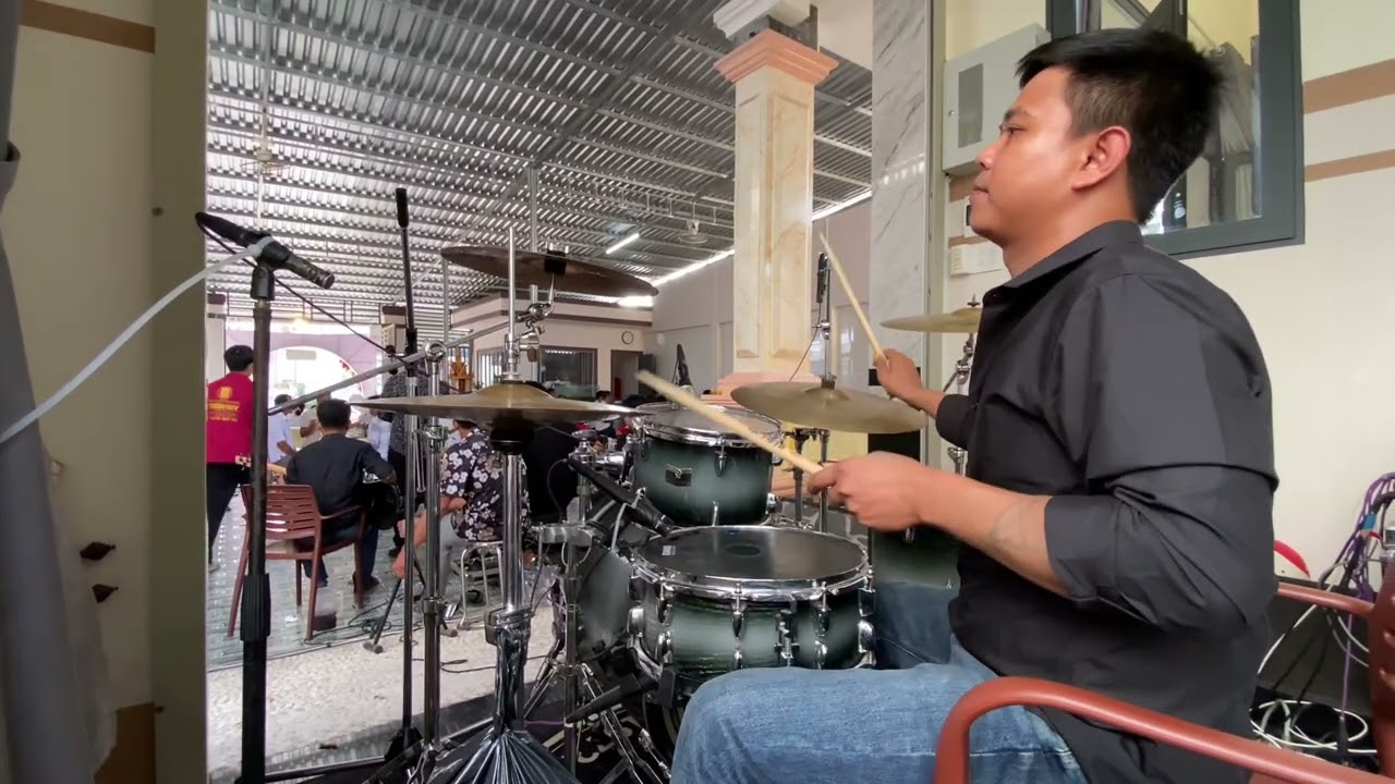 Ah kolro bey livs band BT7 . Trí drum - Thiện guitar