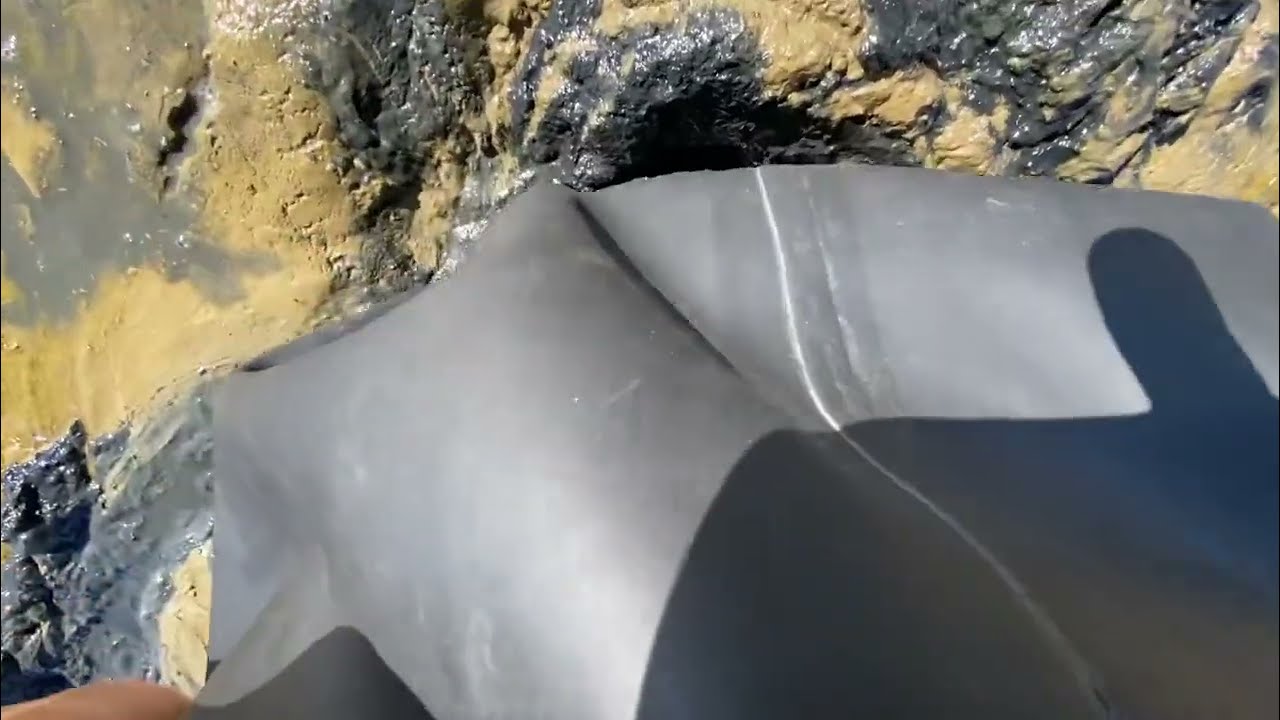 胴付長靴で泥に深くはまる　waders mud