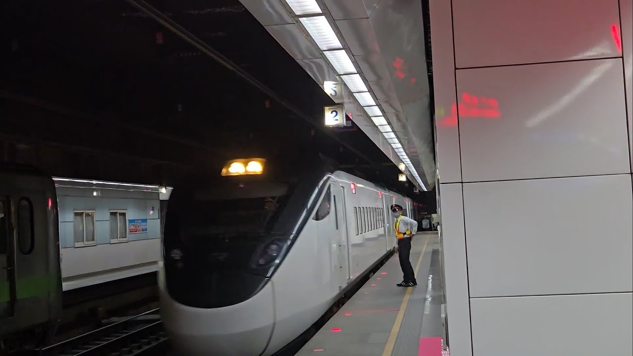 2007次基隆發車開往二水的銀綠色微笑號EMU900型十輛一編組EMU916區間快車，和22次樹林發車開往台東的直達EMU3000型十二輛編組EMU3027皮蛋豆腐騰雲號綠色帶新城際自強號列車團體列車
