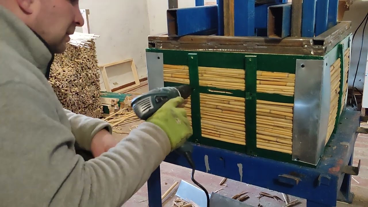 Beekeeping. Улей из камыша. Часть - 3. Пресс и корпус на 12 рамок из камыша. Устранили недостатки.