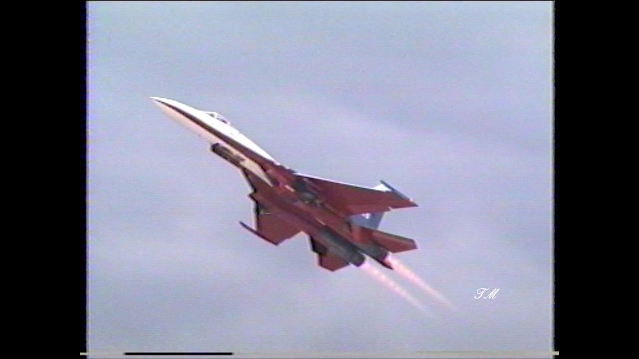 Anatoly Kvochur és a Su-27. Részlet a Pozsony-i repülőnapról. VHS