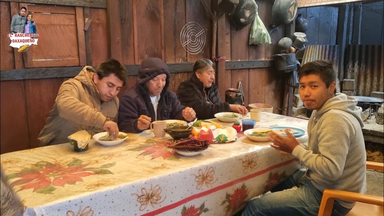 En esta mañana lluviosa y sin luz asi disfruto de una deliciosa comida con mis abuelitos😊