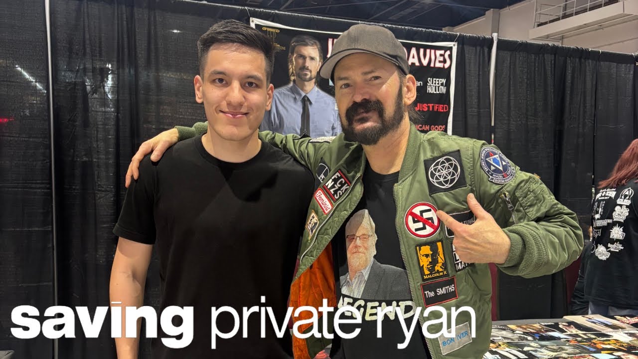 Джереми Дэвис раздает автографы на фильме «Спасти рядового Райана» в Scaradise в Тампе, Флорида.