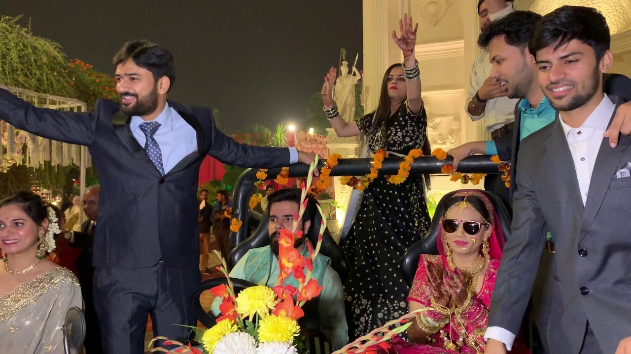 BRIDE ENTRY IN WEDDING : Watch till end .......BRIDE ENTRY IN OPEN JEEP DANCING