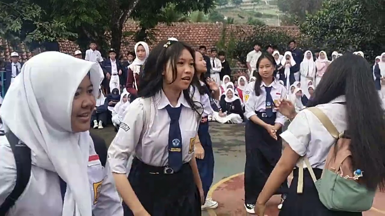 Kabaret Kolosal di hari guru