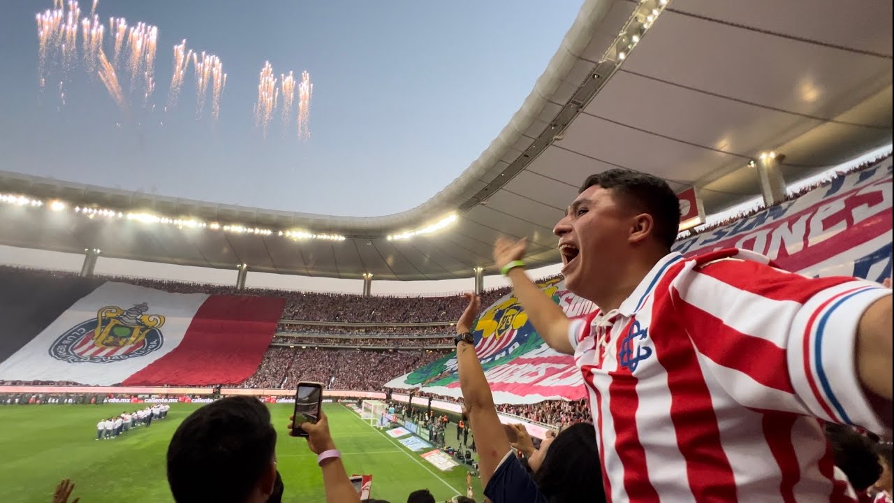 Mega recibimiento a chivas en la final contra tigres | INCREÍBLE EXPLOTÓ EL ESTADIO