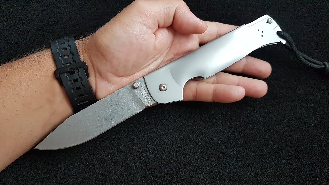 Cold Steel Pocket Bushman a escena: Mucha navaja, poca practicidad.
