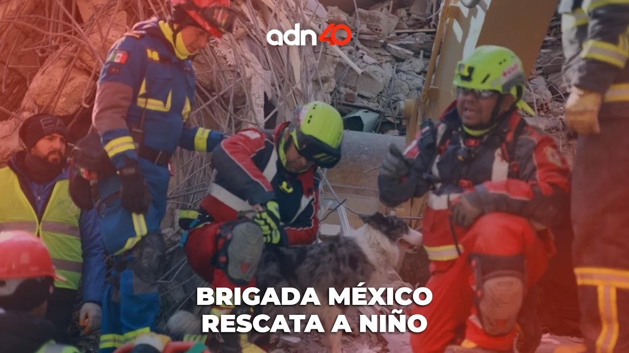 Rescatistas mexicanos sacan de entre los escombros a una niña de ocho años en Turquía