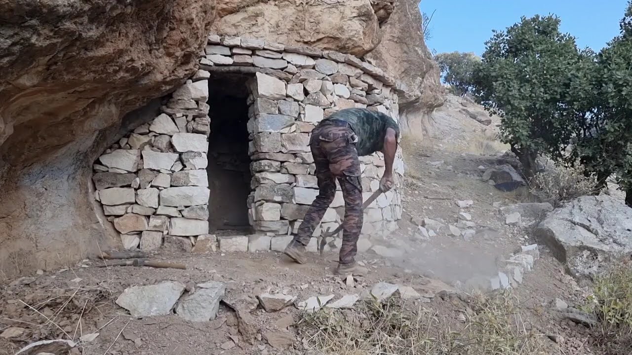 Building to survive: Survival shelter in the mountains: I built an amazing shelter in the mountains