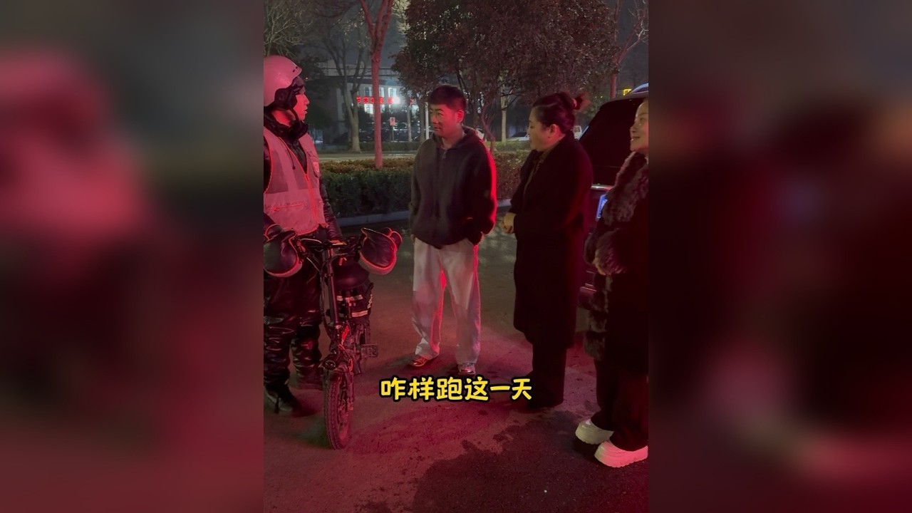 这俩娘们咋这么大劲
