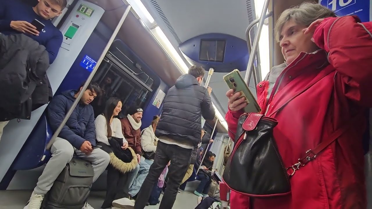 Viajando en el Metro de Madrid en Navidad Plaza España Línea 10 hasta Santiago Bernabéu Spain Subway