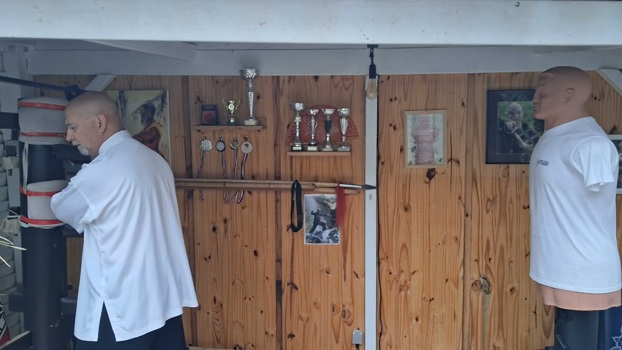 Coup de poing dans les côtes. 