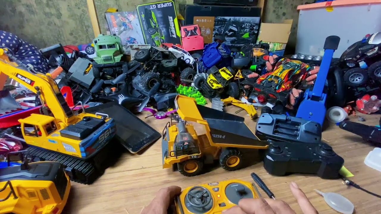 Mengumpulkan mainan alat berat dan mobil remot kontrol 