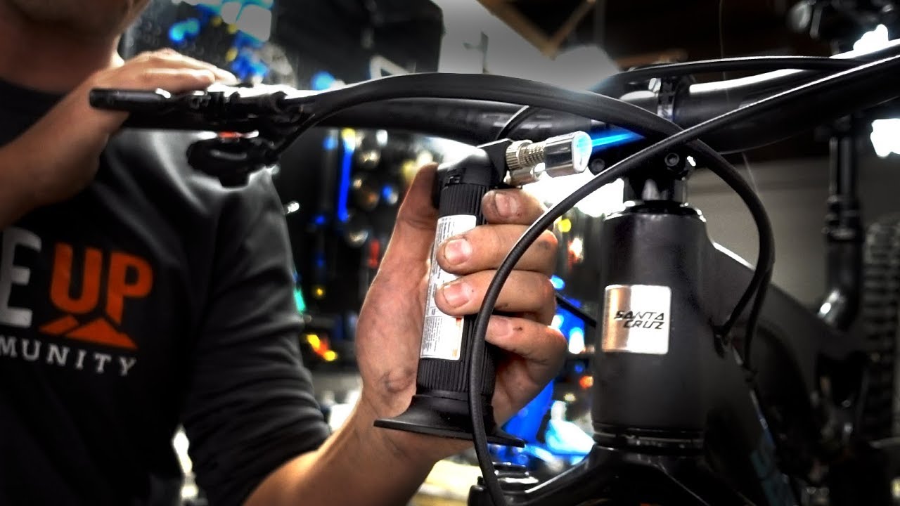 Ремонтирую дребезжащие кабели с помощью термоусадки в Frame Up Bikes в Уолнат-Крик