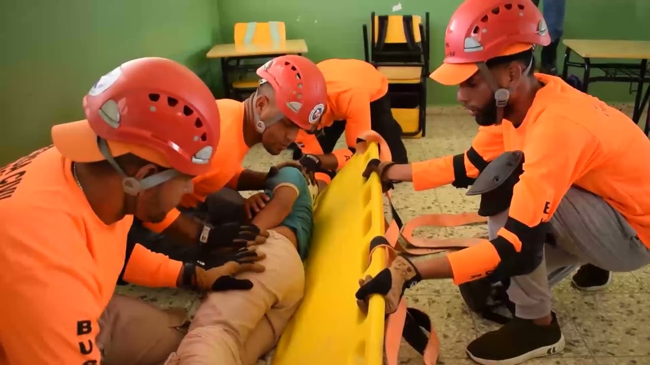 Simulacro de terremoto en la escuela.