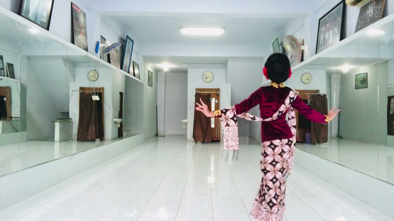 fashion show kartini by Prahita Vandin