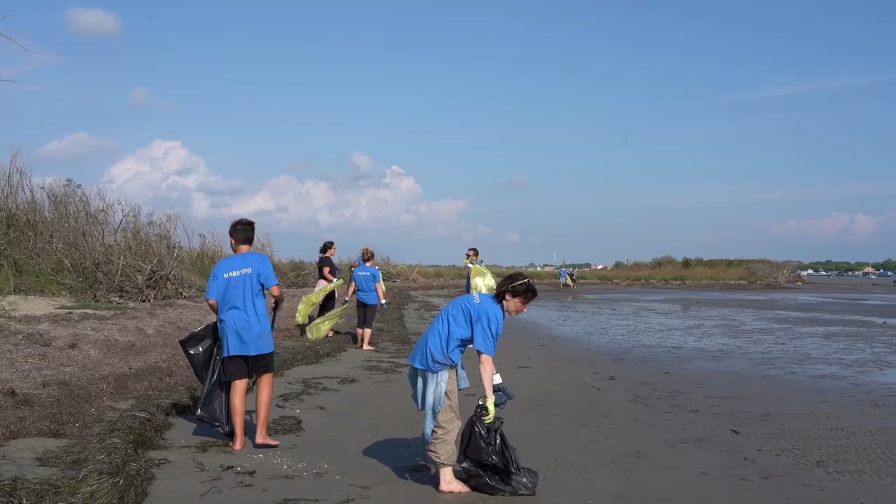 Marevivo Veneto ripulisce la spiaggia del Bacàn