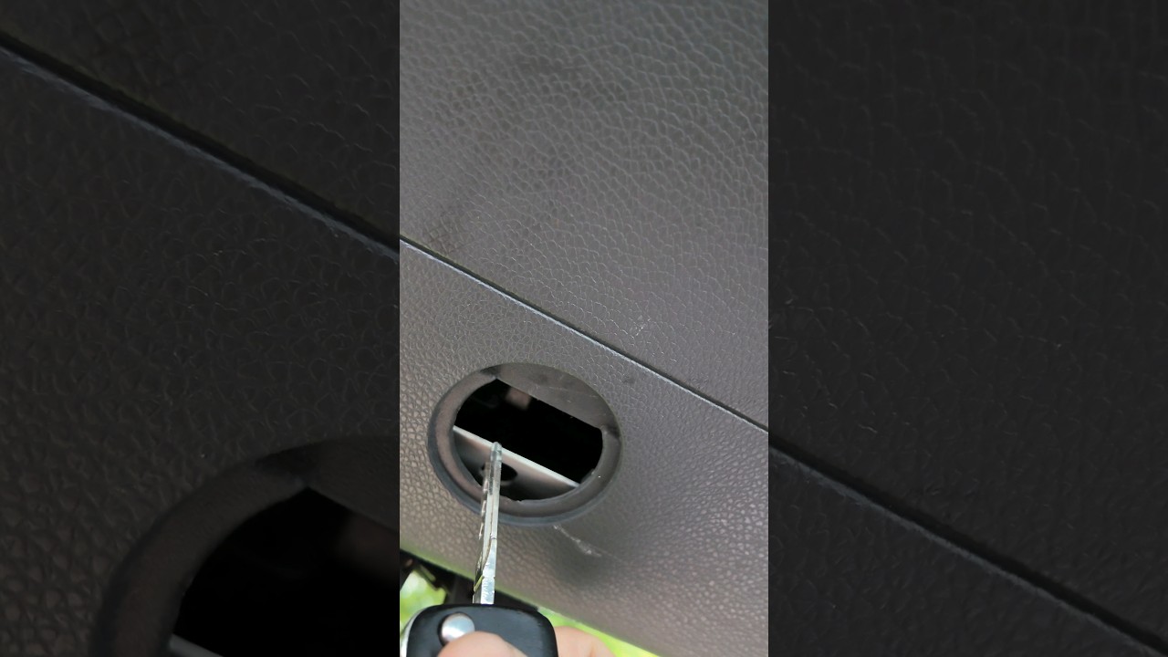 Wie öffnet man den Kofferraum eines Volkswagens, wenn die Batterie leer oder das Schloss kaputt ist?