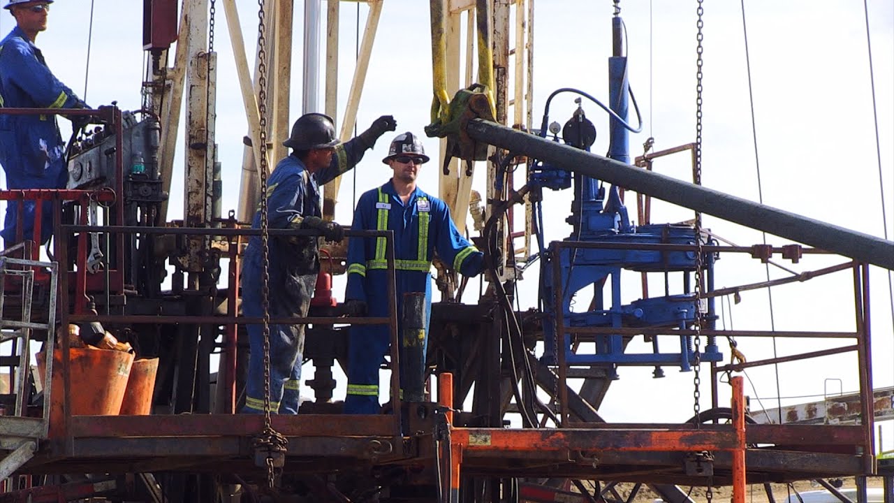 Independent Well Servicing pulling tubing in summer at Oungre, Saskatchewan