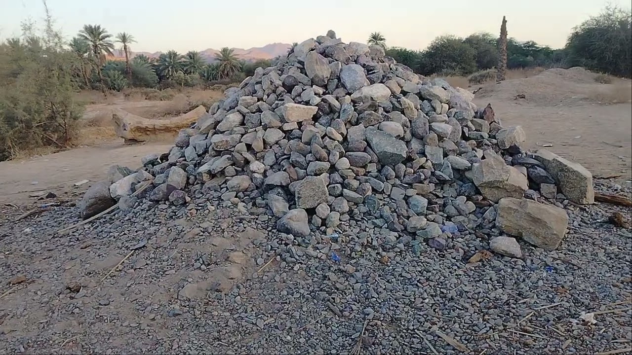 هل رأيت المكان الذي دفن فيه أبو جهل قبل ذلك؟في هذا المكان دفن سبعون من مشركي مكة