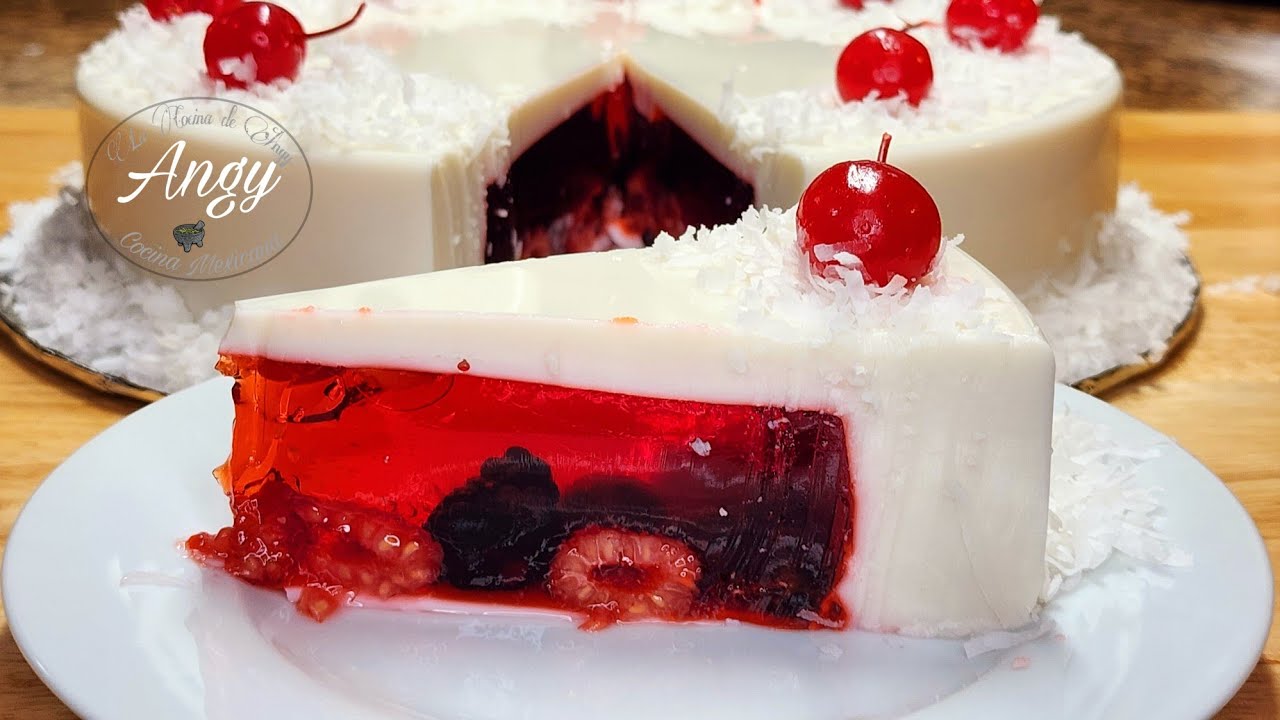 Combina frutos rojos y coco en una gelatina irresistible