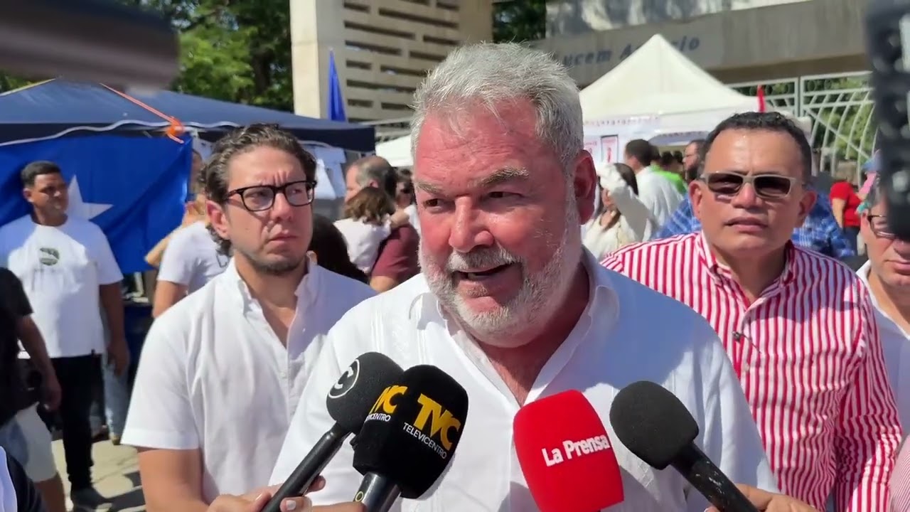 Maribel Espinoza y Roberto Contreras dan declaraciones afuera de la Universidad nacional autónoma de