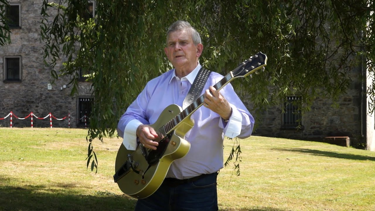 Eddie Lee - The Pillow's in the Post