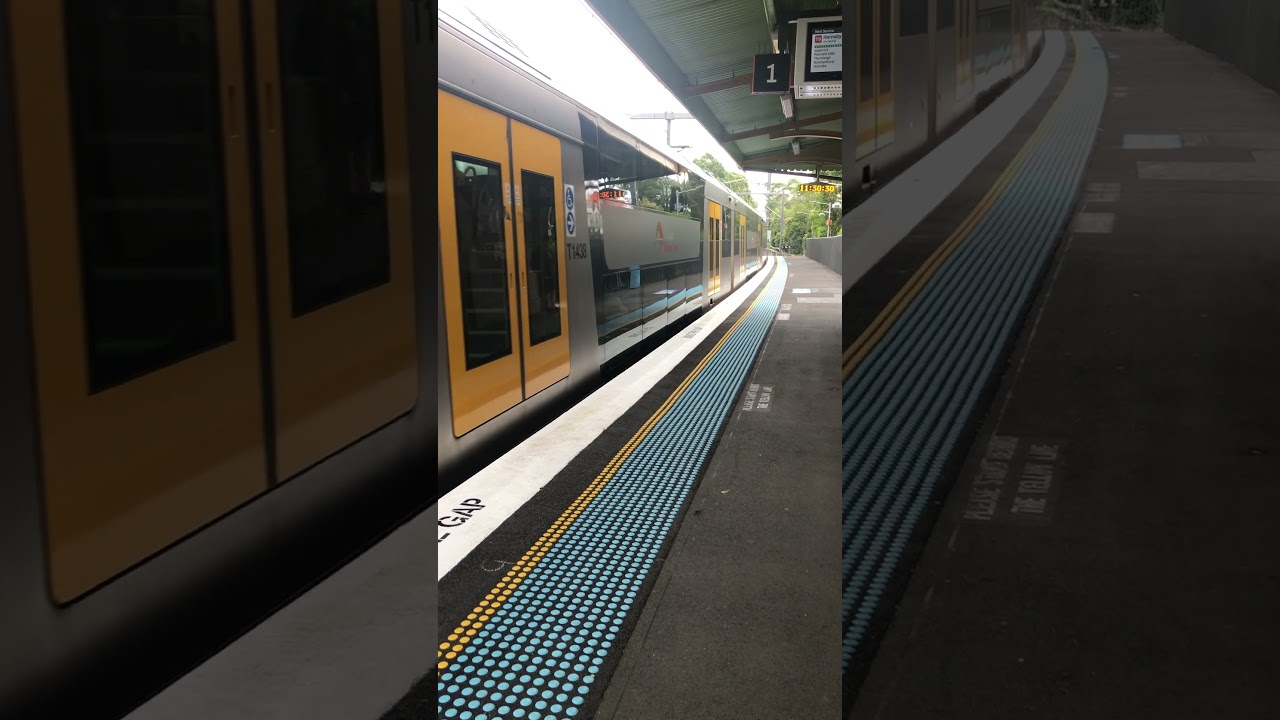 Waratah B set B38 arriving at Lindfield Station