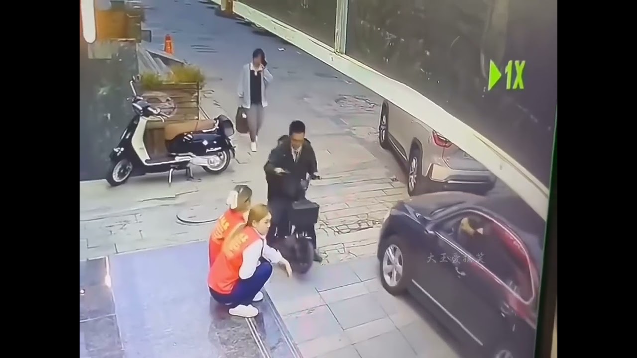 大王爱搞笑-监控下的奇葩车祸现场，个个出乎你...监控下的一幕 #搞笑 #看一遍笑一遍