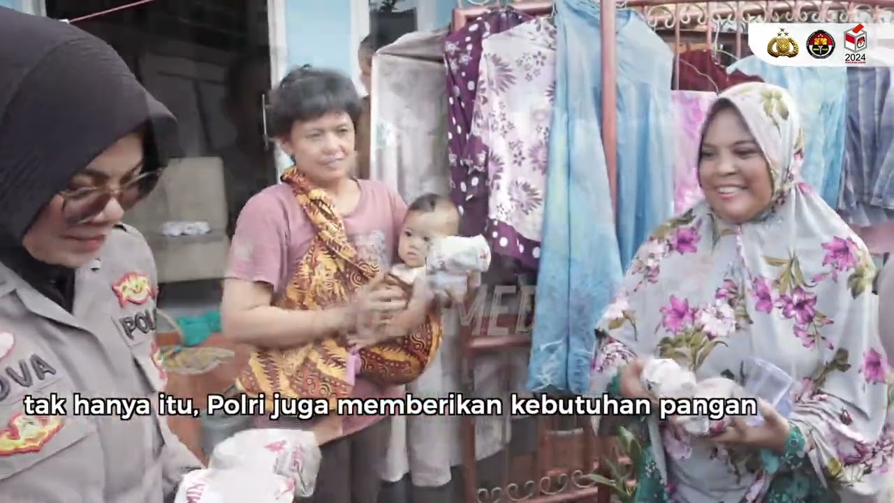 TNI-Polri bersama masyarakat bahu-membahu membersihkan sisa material banjir