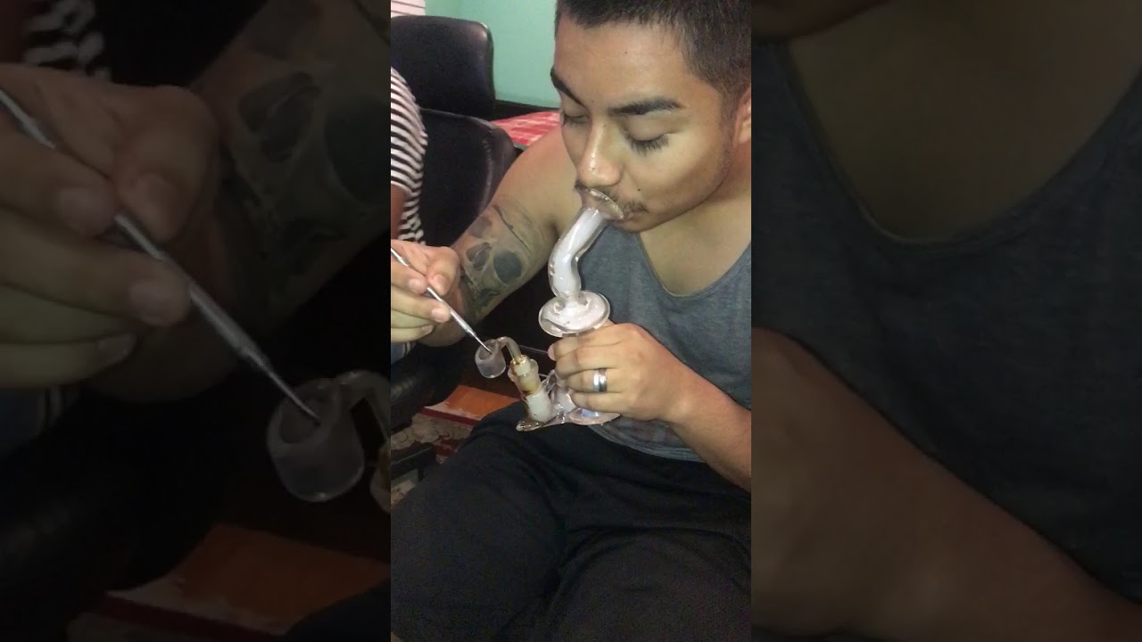 Dabbing on some dabblicious live resin🔥🔥