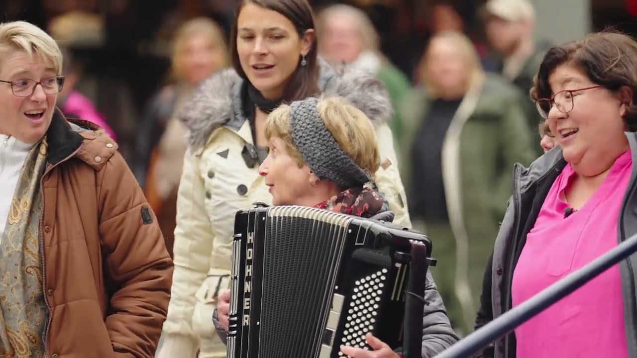 Jodelflashmob im Landquart Fashion Outlet in voller Länge - Seraina Hartmann