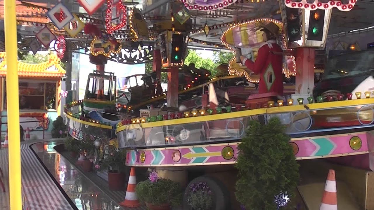 Mehrstöckiges Kinderkarussell auf dem Aschaffenburger Volksfest am 23.06.2014