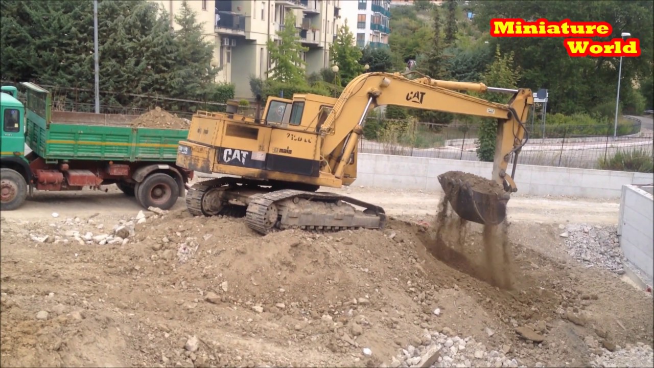CAT 215D LC loading truck - Hydraulic Excavator - Miniature World