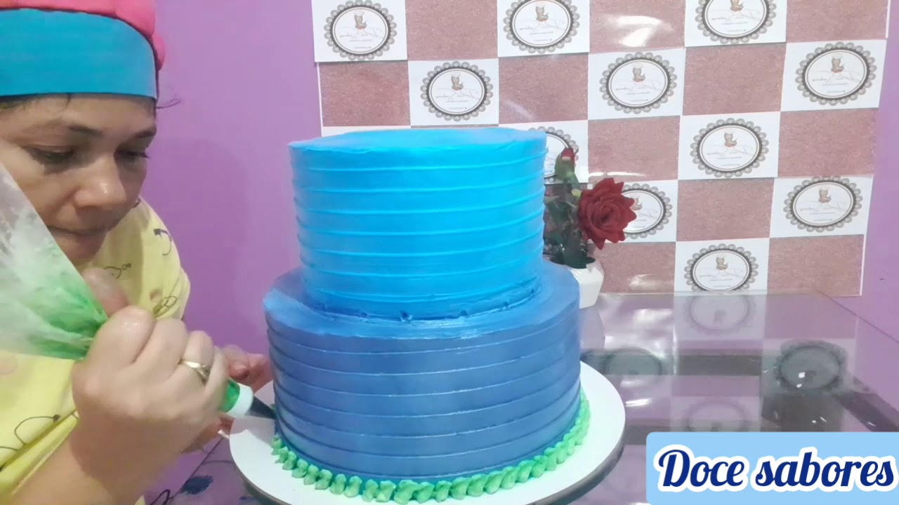 bolo tema baby shark com 2 andares.