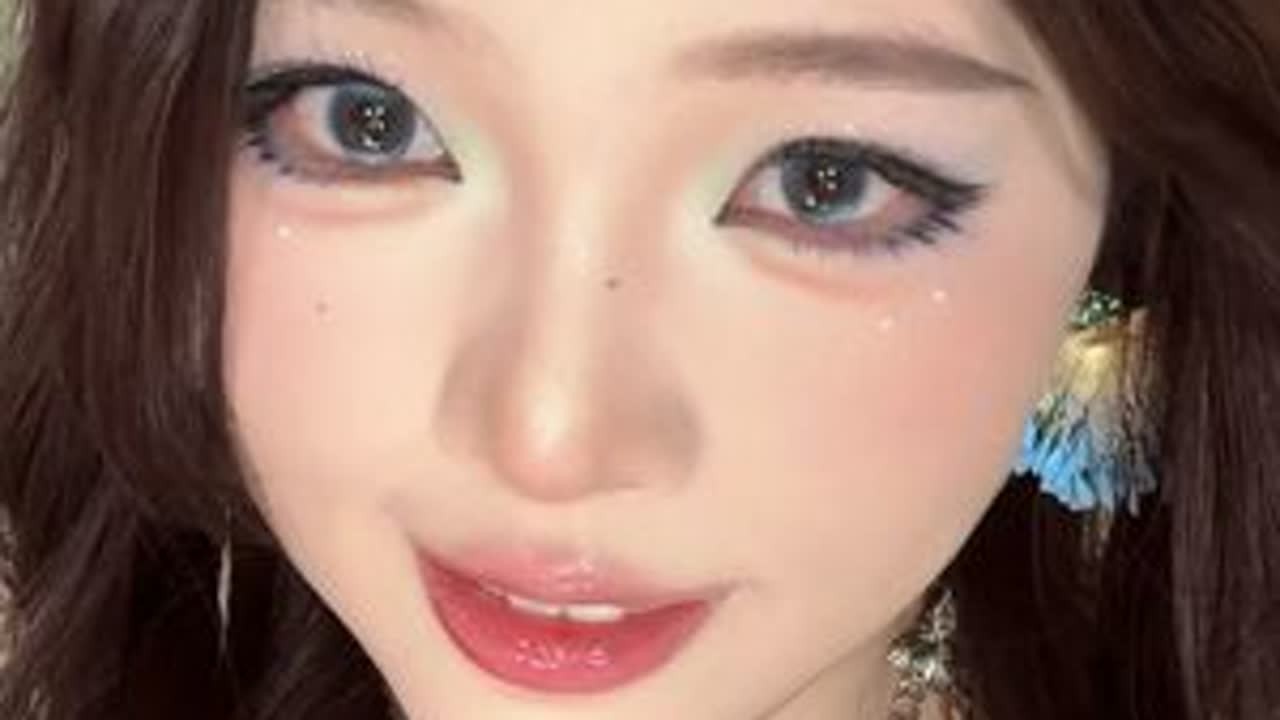 跟着文物学妆容配色｜夏天画上这个冰蓝海盐妆一起冰爽一夏吧！ #潮妆研究所 #恋夏度假风 #海边度假包出片的妆造 #美妆模范生 #冰蓝海盐妆