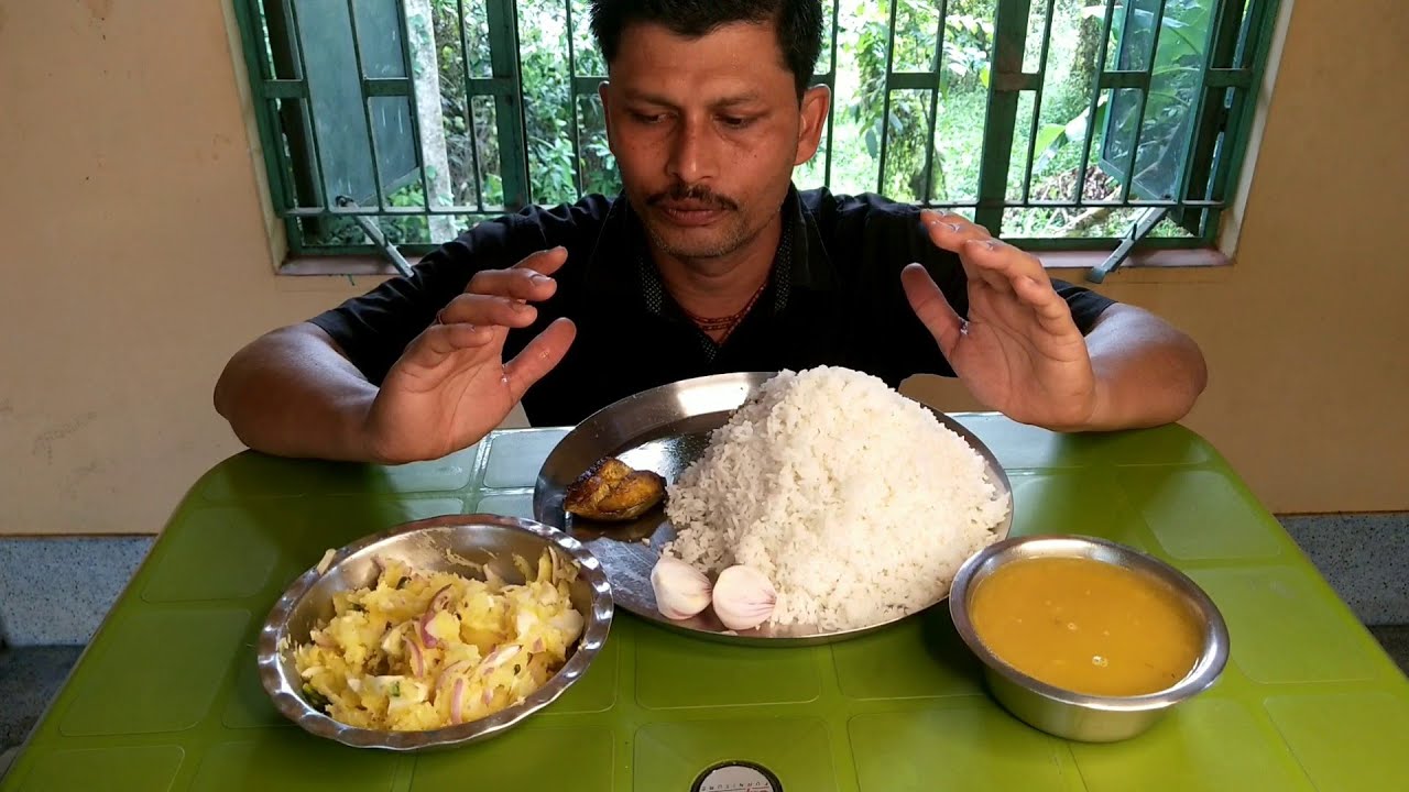 Ajke 2 Kg Chaler Rice Ami Ekai Khea Nilam | Bhaat Sathe Sudhu Alu Dim Makha | Lunch Eating Show