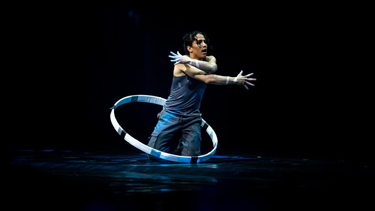 Pendular hoop by Nicolás Teusa 🇨🇴 - 44e Cirque de Demain 2025.