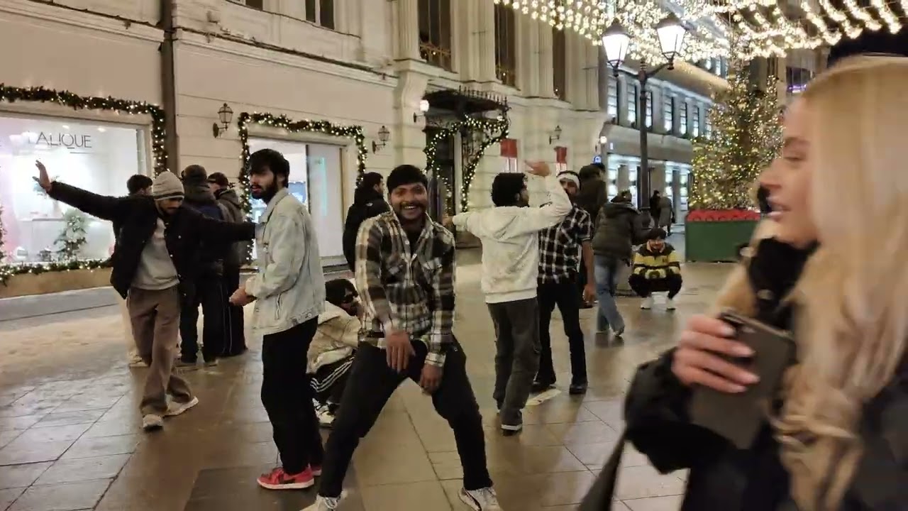 Индусы отрываются в Москве Ничто не чуждо индусам Они тоже любят погулять попеть а потом потанцевать