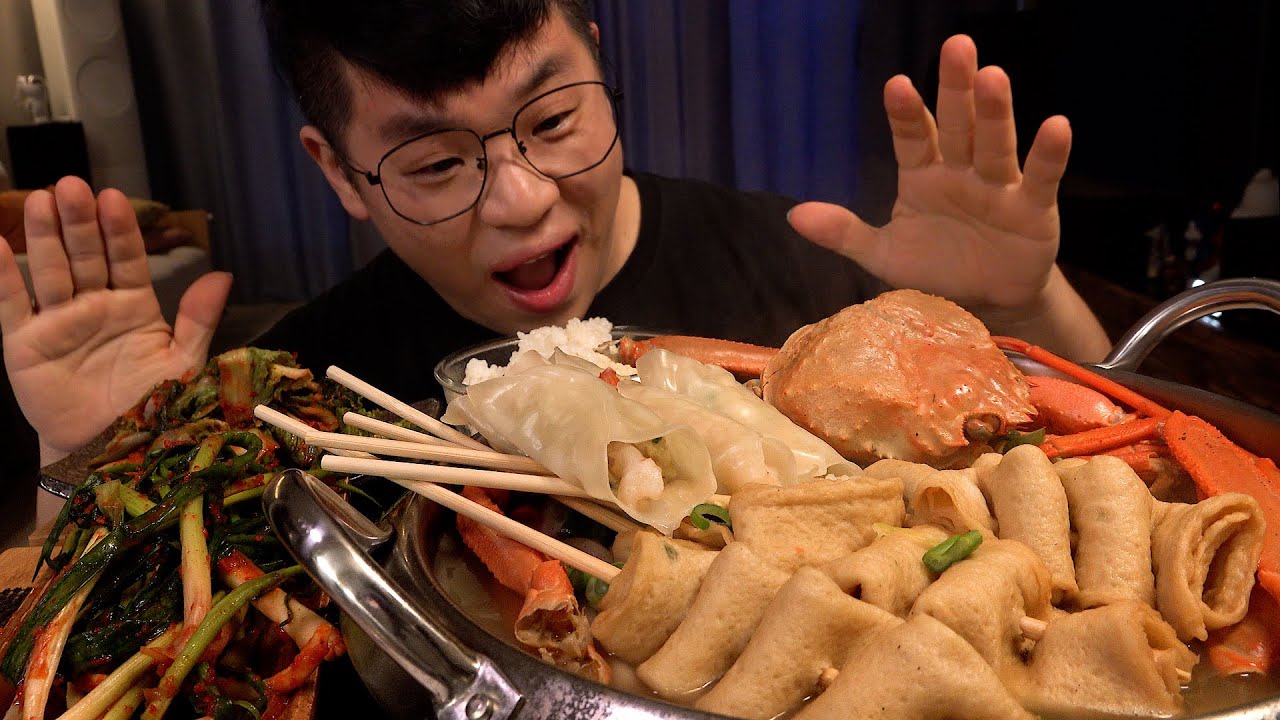 Mukbang 먹방창배 시원한 홍게어묵우동과 통새우만두 파김치 매운겉절이 먹방 Red crab udon kfood eatingshow realsound